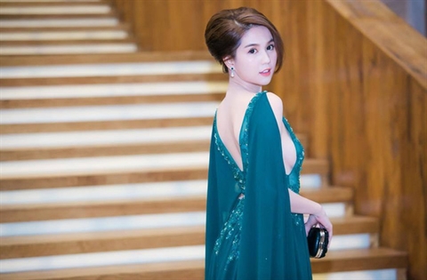 Ngọc Trinh là siêu sao, showbiz Việt bị báo ngoại mỉa mai?